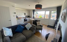 Beau - Brambles Chine, Colwell Bay, Nr Yarmouth - 5 Star Wifi - Short Walk To The Hut And Beach - Ferry Offers